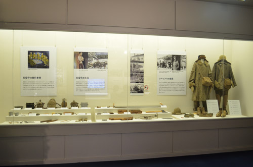 抑留中に着ていた服や当時使っていたスプーンや飯ごう等の展示