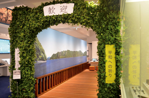 歓迎アーチと引揚桟橋の再現